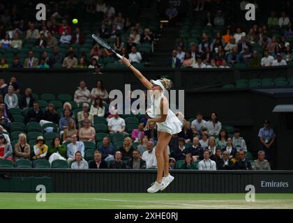 Juli 2024; All England Lawn Tennis and Croquet Club, London, England; Wimbledon Tennis Tournament, 13. Tag; Erin Routliffe (NZL) dient als Gabriela Dabrowski (CAN), Ladies Doubles Finals Stockfoto