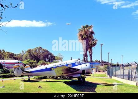 Malaga Aero Museum Aeromuseo und ein Beechcraft 18 mit Blick auf die Flugzeugvorschau mit einem Passagierjet, der gerade vor blauem Himmel gestartet ist Stockfoto