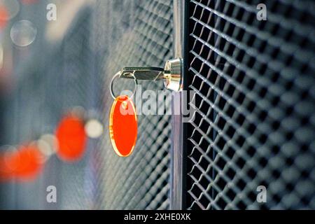Schlüssel mit Schlüsselanhänger in Schränke zur Aufbewahrung persönlicher Gegenstände in einem Supermarkt Stockfoto