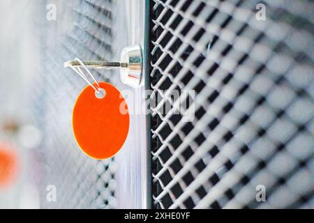 Schlüsselanhänger in Schränke zur Aufbewahrung persönlicher Gegenstände in einem Supermarkt Stockfoto