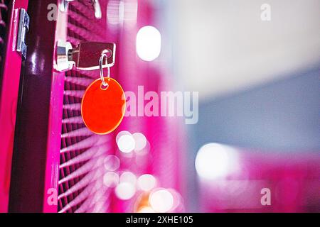 Schlüssel mit Schlüsselanhänger in Schränke zur Aufbewahrung persönlicher Gegenstände Stockfoto