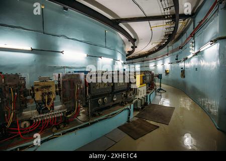 Supraleitender Ring-Elektromagnet im Zyklotronteilchenbeschleuniger. Stockfoto