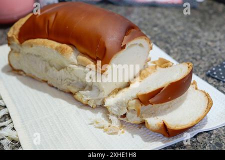 Paraguay. Juli 2024. In dieser Abbildung ist ein geschnittenes hausgemachtes Brot auf dem Tisch zu sehen. (Foto von Jaque Silva/SOPA Images/SIPA USA) *** ausschließlich für redaktionelle Nachrichten *** Credit: SIPA USA/Alamy Live News Stockfoto