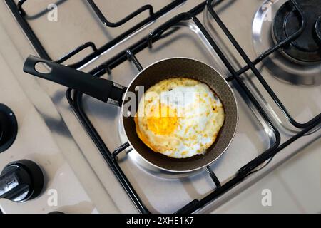 Paraguay. Juli 2024. In dieser Abbildung ist ein Spiegelei in einer Pfanne zu sehen. (Credit Image: © Jaque Silva/SOPA Images via ZUMA Press Wire) NUR REDAKTIONELLE VERWENDUNG! Nicht für kommerzielle ZWECKE! Stockfoto