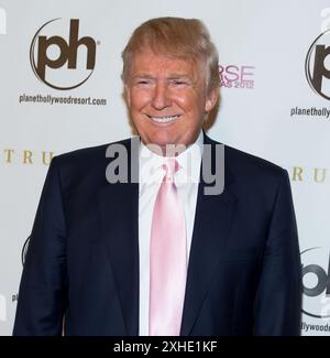 Las Vegas, NV, USA. Dezember 2024. Donald Trump traf am 19. Dezember 2012 im Planet Hollywod Resort in Las Vegas, Nevada, bei der Finalrunde der Miss Universe 2012 ein. Quelle: Erik Kabik Photography/Media Punch/Alamy Live News Stockfoto