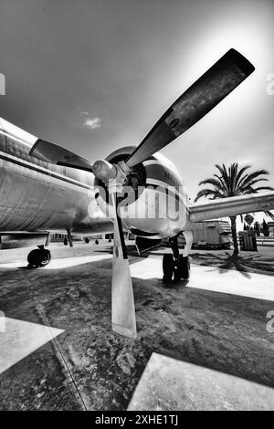 Das Malaga Aero Museum Aeromuseo und eine Convair 440 auf dem Vorfeld des Flugzeugparkplatzes zeigen die massiven Hamilton-Propeller gegen Palmen und bl Stockfoto