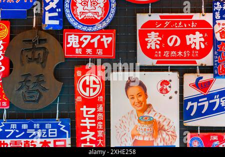 tokio, japan – 05. juni 2024: japanische Vintage-Schilder und Werbespots aus rostigem Metall, darunter eine mit der Sängerin Hibari Misora ​​dressed in Stockfoto