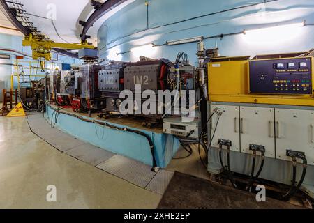 Supraleitender Ring-Elektromagnet im Zyklotronteilchenbeschleuniger. Stockfoto