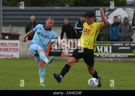 Adam Campbell von Hartlepool United schießt während des Freundschaftsspiels zwischen West Auckland Town und Hartlepool United am Samstag, den 13. Juli 2024, in der Darlington Road in West Auckland ein Tor. (Foto: Michael Driver | MI News) Credit: MI News & Sport /Alamy Live News Stockfoto