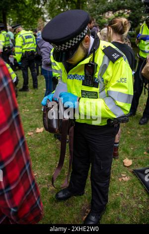 London, Großbritannien. Juli 2024. Ein Metropolitan Polizist durchsucht während der Kundgebung eine Tasche mit einem Demonstranten. Auf dem Russell Square fand eine Demonstration der Nachfrage nach Jugendlichen statt. Ein Abschnitt 11 des Gesetzes über die öffentliche Ordnung wurde von der Metropolitan Police erlassen, der es Offizieren erlaubt, jeden innerhalb eines vorgeschriebenen Gebiets zu durchsuchen. Quelle: SOPA Images Limited/Alamy Live News Stockfoto