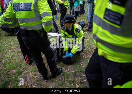 London, Großbritannien. Juli 2024. Eine Polizistin durchsucht während der Kundgebung die Habseligkeiten der Jugendlichen. Auf dem Russell Square fand eine Demonstration der Nachfrage nach Jugendlichen statt. Ein Abschnitt 11 des Gesetzes über die öffentliche Ordnung wurde von der Metropolitan Police erlassen, der es Offizieren erlaubt, jeden innerhalb eines vorgeschriebenen Gebiets zu durchsuchen. Quelle: SOPA Images Limited/Alamy Live News Stockfoto