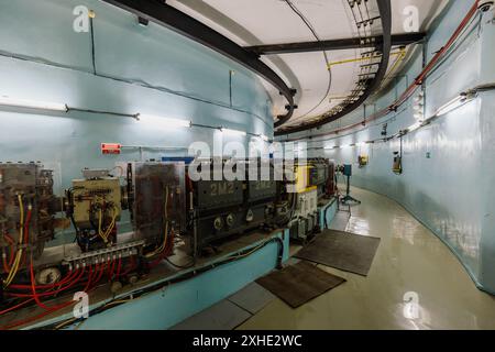 Supraleitender Ring-Elektromagnet im Zyklotronteilchenbeschleuniger. Stockfoto