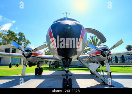 Das Malaga Aero Museum Aeromuseo und eine Convair 440 auf dem Vorfeld des Flugzeugparkplatzes zeigen die massiven Hamilton-Propeller gegen Palmen und bl Stockfoto