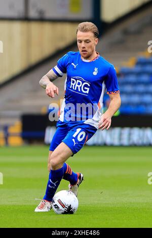 Tom Conlon vom Oldham Athletic Association Football Club während des Freundschaftsspiels zwischen Oldham Athletic und Stockport County im Boundary Park, Oldham am Samstag, den 13. Juli 2024. (Foto: Thomas Edwards | MI News) Credit: MI News & Sport /Alamy Live News Stockfoto