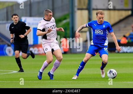 Tom Conlon vom Oldham Athletic Association Football Club während des Freundschaftsspiels zwischen Oldham Athletic und Stockport County im Boundary Park, Oldham am Samstag, den 13. Juli 2024. (Foto: Thomas Edwards | MI News) Credit: MI News & Sport /Alamy Live News Stockfoto