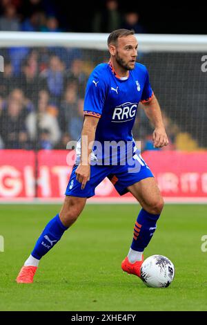 Dan Gardner vom Oldham Athletic Association Football Club während des Freundschaftsspiels zwischen Oldham Athletic und Stockport County im Boundary Park, Oldham am Samstag, den 13. Juli 2024. (Foto: Thomas Edwards | MI News) Credit: MI News & Sport /Alamy Live News Stockfoto