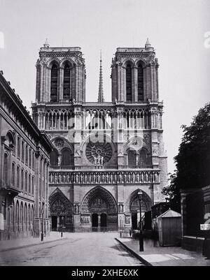 Ein Schwarz-weiß-Foto der Westfassade der Kathedrale Notre Dame in Paris, Frankreich, um 1870 Stockfoto