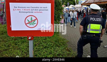 Impressionen,Fotos von der Mölmschen Kirmes in Mülheim an der Ruhr,Stadt im Ruhrgebiet im Bundesland Nordrhein-Westfalen NRW,Deutschland.Kirmesvergnügen,Jahrmarkt,Rummelplatz,Volksfest,Schausteller,Attraktionen,Schausteller. Hinweisschild Konsum von Cannabis ist auf dem Kirmesgelände verboten,auch die Polizei ist vor Ort,fotografiert am 13.07.2024. Die Fotos stehen nur für redaktionelle,journalistische Zwecke/Verwendung/Nutzung zur Verfügung. â *** Impressionen,Fotos der Mölmschen Kirmes in Mülheim an der Ruhr, Stadt im Ruhrgebiet im Bundesland Nordrhein-Westfalen NRW, Deutschland Stockfoto