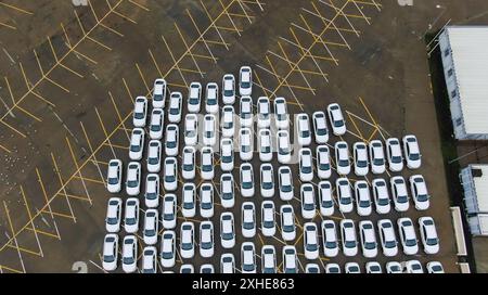 Autos, die die Fabrik verlassen, warten im Hafen auf den internationalen Handel Stockfoto