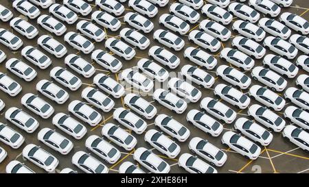 Autos, die die Fabrik verlassen, warten im Hafen auf den internationalen Handel Stockfoto