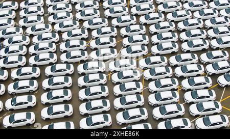 Autos, die die Fabrik verlassen, warten im Hafen auf den internationalen Handel Stockfoto