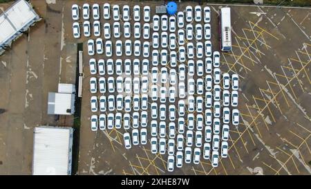 Autos, die die Fabrik verlassen, warten im Hafen auf den internationalen Handel Stockfoto