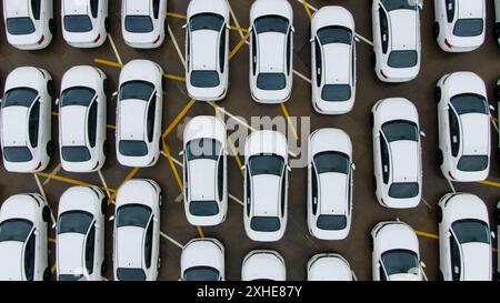 Autos, die die Fabrik verlassen, warten im Hafen auf den internationalen Handel Stockfoto