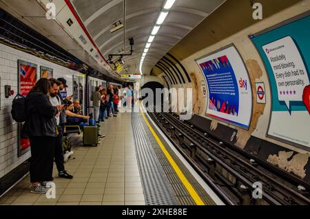 Passagiere warten auf der Plattform Shepherds Bush London Underground Station für einen Zug auf der central Line. Stockfoto