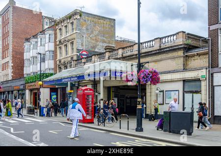 Vordereingang zur U-Bahnstation Bayswater London am Queensway Stockfoto