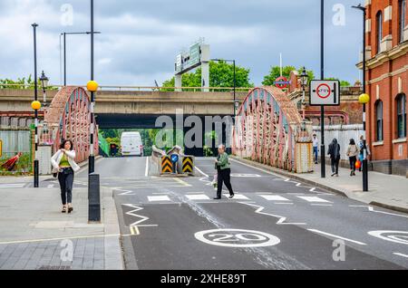 Eine Aussicht auf die lange Porchester Road mit Blick auf die Lord Hills Bridge und die Westway Überführung in der Ferne. Stockfoto