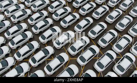 Autos, die die Fabrik verlassen, warten im Hafen auf den internationalen Handel Stockfoto