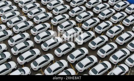 Autos, die die Fabrik verlassen, warten im Hafen auf den internationalen Handel Stockfoto
