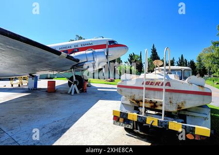 Malaga Aero Museum Aeromuseo und eine IBERIA Douglas DC-3 auf dem Flugzeugparkplatz-Vorfeld mit einem originalen Tankwagen aus der gleichen Zeit gegen Stockfoto