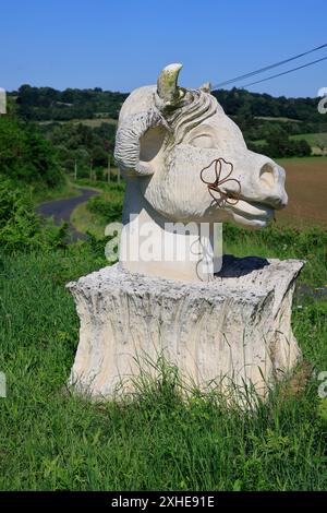 Kuhstatue in der Landschaft von Limousin in Frankreich. Tribut an die berühmte Limousin-Kuh. Corrèze, Limousin, Frankreich, Europa. Foto: Hugo Martin/ Stockfoto