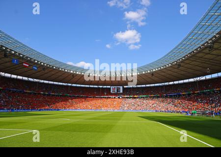 Berlin, Deutschland - 25. Juni 2024: Panoramablick auf das überfüllte Olympiastadion in Berlin während des Gruppenspiels der UEFA EURO 2024 Niederlande gegen Österreich Stockfoto