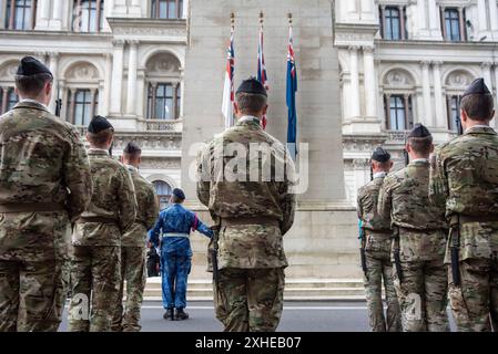 London, Großbritannien. Juli 2024. Belgische Soldaten stehen bewaffnet am Whitehall Cenotaph. König Albert von den Belgiern starb bei einem Kletterunfall am 17. Februar 1934. Von seinem Tod berührt beschloss König Georges V., ihn und alle belgischen Veteranen mit dem einzigartigen Privileg zu ehren, in Uniform und bewaffnet am Whitehall Cenotaph zu parieren: Londons Denkmal der Fallen. Quelle: SOPA Images Limited/Alamy Live News Stockfoto