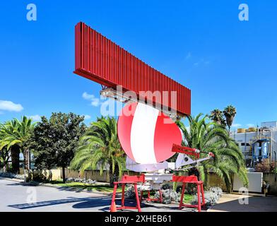 Malaga Aero Museum Aeromuseo rotierende frühe Radareinheit gegen tiefblauen Himmel Stockfoto