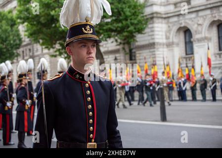 London, Großbritannien. Juli 2024. Ein Soldat kommt während der Parade auf dem Whitehall vorbei. König Albert von den Belgiern starb bei einem Kletterunfall am 17. Februar 1934. Von seinem Tod berührt beschloss König Georges V., ihn und alle belgischen Veteranen mit dem einzigartigen Privileg zu ehren, in Uniform und bewaffnet am Whitehall Cenotaph zu parieren: Londons Denkmal der Fallen. (Foto: Krisztian Elek/SOPA Images/SIPA USA) Credit: SIPA USA/Alamy Live News Stockfoto