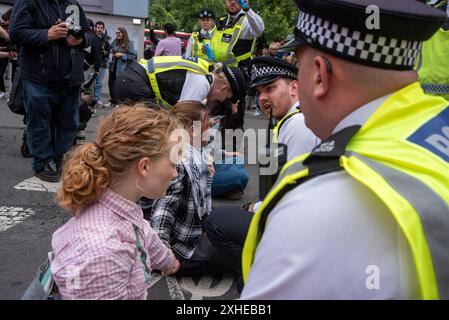 London, Großbritannien. Juli 2024. Demonstranten sitzen während der Demonstration auf der Straße. Die Jugendnachfrage ist eine neue Jugendorganisation. Sie fordern ein Embargo gegen Israel und einen dauerhaften Waffenstillstand. Als Teil der Kampagne wollen sie im Juli in ganz London, Großbritannien, Massenbrüche verursachen. Quelle: SOPA Images Limited/Alamy Live News Stockfoto