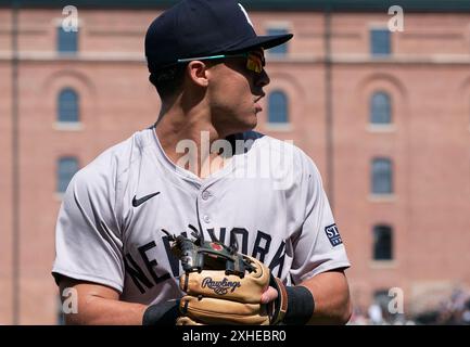 Baltimore, USA. Juli 2024. BALTIMORE, MD - 13. JULI: New York Yankees Shortstop Anthony Volpe (11), der sich vor einem MLB-Spiel zwischen den Baltimore Orioles und den New York Yankees am 13. Juli 2024 im Orioles Park at Camden Yards in Baltimore, Maryland, aufwärmen ließ. (Foto: Tony Quinn/SipaUSA) Credit: SIPA USA/Alamy Live News Stockfoto