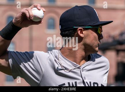 Baltimore, USA. Juli 2024. BALTIMORE, MD - 13. JULI: New York Yankees Shortstop Anthony Volpe (11), der sich vor einem MLB-Spiel zwischen den Baltimore Orioles und den New York Yankees am 13. Juli 2024 im Orioles Park at Camden Yards in Baltimore, Maryland, aufwärmen ließ. (Foto: Tony Quinn/SipaUSA) Credit: SIPA USA/Alamy Live News Stockfoto