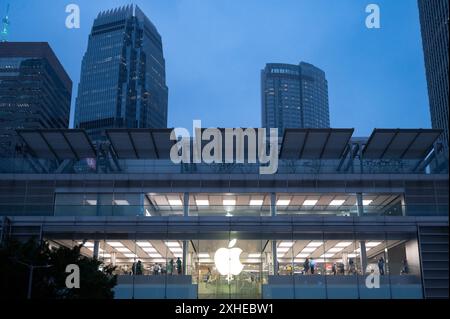 Hongkong, China. Juli 2024. Amerikanisches multinationales Technologieunternehmen Apple offizielles Geschäft in Hongkong. Quelle: SOPA Images Limited/Alamy Live News Stockfoto