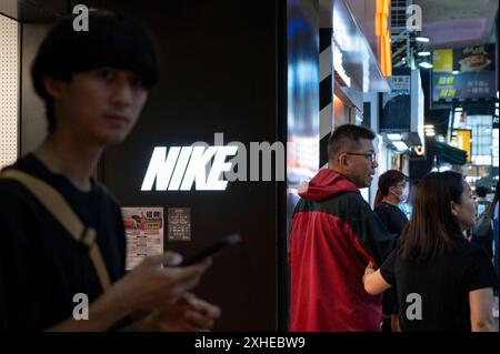 Hongkong, China. Juli 2024. Käufer werden im US-amerikanischen multinationalen Nike Store in Hongkong gesehen. Quelle: SOPA Images Limited/Alamy Live News Stockfoto