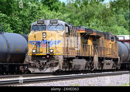 La Fox, Illinois, USA. Mehrere Lokomotiven führen rechts einen in westlicher Richtung verkehrenden Union Pacific Manifest-Güterzug, während sie an einem in östlicher Richtung verkehrenden Güterzug vorbeifahren. Stockfoto