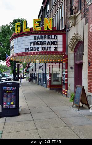 Glen Ellyn, Illinois, USA. Ein kleines Kino und Festzelt entlang einer Haupteinkaufsstraße in einer Vorstadt von Chicago. Stockfoto