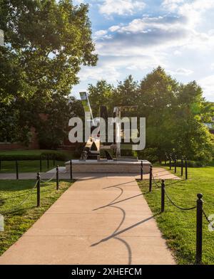 Die Skulptur „Wir sind“ auf dem Campus der Penn State University im State College, Pennsylvania, USA Stockfoto