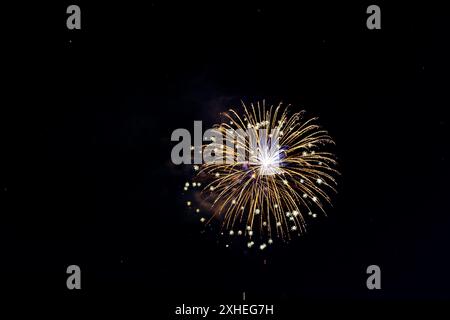 Nachts explodiert ein Feuerwerk über den Bergen. Vail, Colorado Stockfoto