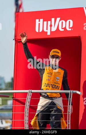 Newton, Ia, USA. Juli 2024. ALEXANDER ROSSI (7) aus Nevada City, Kalifornien, wird den Fans vor dem Hy-Vee Homefront 250 auf dem Iowa Speedway in Newton, IA vorgestellt. (Kreditbild: © Walter G. Arce Sr./ASP via ZUMA Press Wire) NUR REDAKTIONELLE VERWENDUNG! Nicht für kommerzielle ZWECKE! Stockfoto