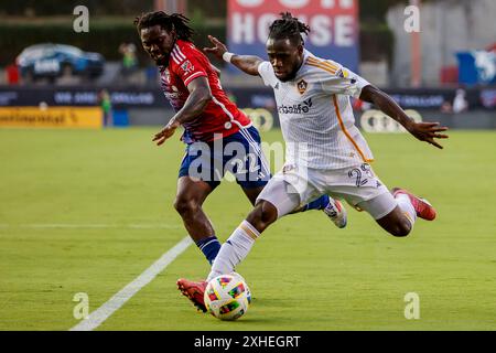 Frisco, Texas, USA. Juli 2024. Der Spieler JOSEPH PAINTSIL (28) und der Mittelfeldspieler EMA TWUMASI (22) des FC Dallas spielen im Toyota Stadium um den Ball. Dallas gewinnt mit 2:0. (Kreditbild: © Mark Fann/ZUMA Press Wire) NUR REDAKTIONELLE VERWENDUNG! Nicht für kommerzielle ZWECKE! Stockfoto