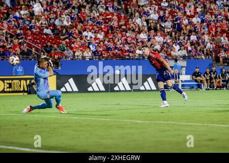 Frisco, Texas, USA. Juli 2024. FC Dallas Stürmer LOGAN FARRINGTON (23) schießt ein Tor gegen Los Angeles Galaxy Torhüter JOHN MCCARTHY (77) während eines MLS-Spiels zwischen dem FC Dallas und Los Angeles Galaxy im Toyota Stadium. Dallas gewinnt mit 2:0. (Kreditbild: © Mark Fann/ZUMA Press Wire) NUR REDAKTIONELLE VERWENDUNG! Nicht für kommerzielle ZWECKE! Stockfoto